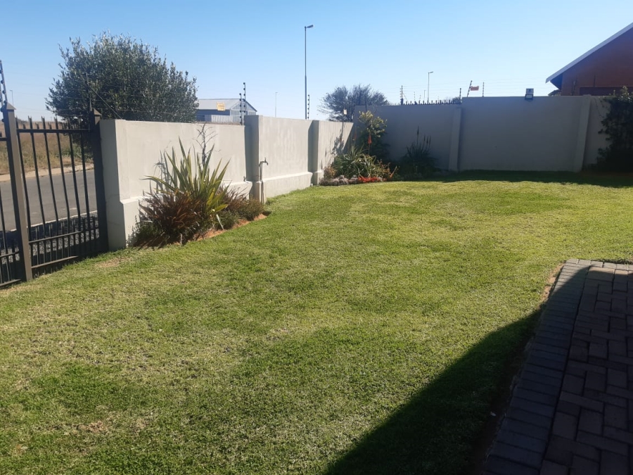 To Let 3 Bedroom Property for Rent in Hillside Free State